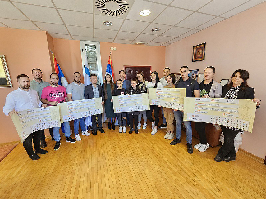 УГЉЕВИК, 5.АПРИЛА /СРНА/ - Представници Омладинске банка и општине Угљевик потписали су данас уговоре за реализацију шест пројеката вриједности 16.700 КМ.