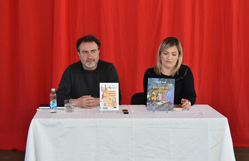 СОКОЛАЦ, 5. АПРИЛА /СРНА/ - Писац за дјецу Радислав Милић представио је данас основцима на Сокоцу своју књигу "Дружина покварене славине", која је обавезна лектира у основној школи.