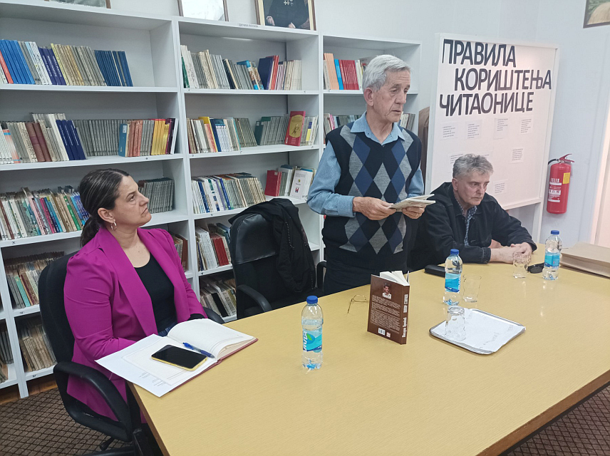 КОТОР ВАРОШ, 5. АПРИЛА /СРНА/ - Писац Михајло Орловић представио је данас у Котор Варошу роман "Помор стараца", који се темељи на истинитом догаћају и збирку пјесама "Жал за лијепим глупостима".