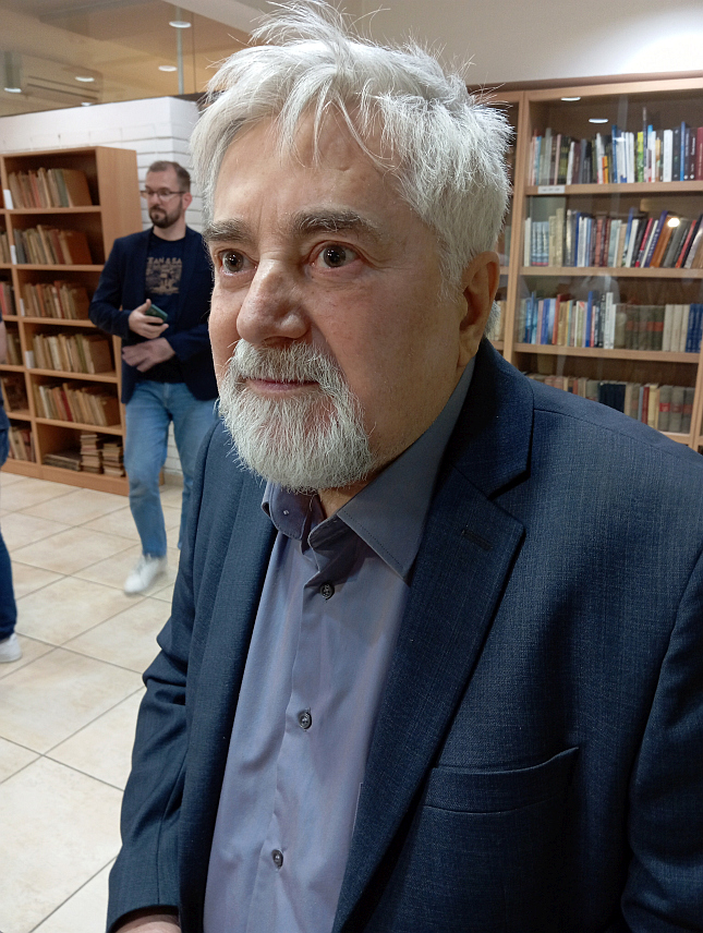 БИЈЕЉИНА, 5. АПРИЛА /СРНА/ - Међународни фестивал хумора и сатире одржан је вечерас у Бијељини у оквиру којег је промовисан зборник "Живот пише афоризме", који је приредио књижевник Грујо Леро, утемељивач фестивала.