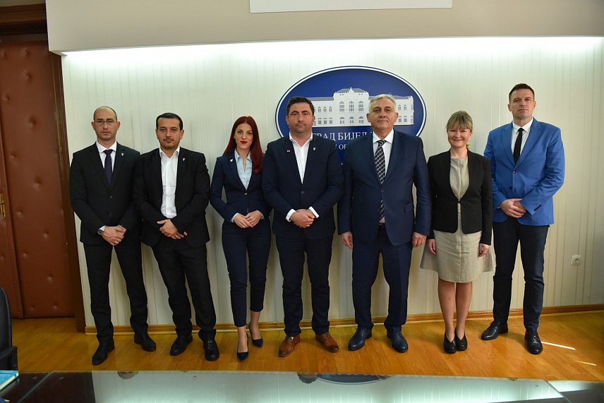 БИЈЕЉИНА, 5. АПРИЛА /СРНА/ - Амбасадор Србије у БиХ Иван Тодоров разговарао је данас у Бијељини са градоначелником Љубишом Петровићем о отварању дипломатско-конзуларног представништва Србије у Бијељини.