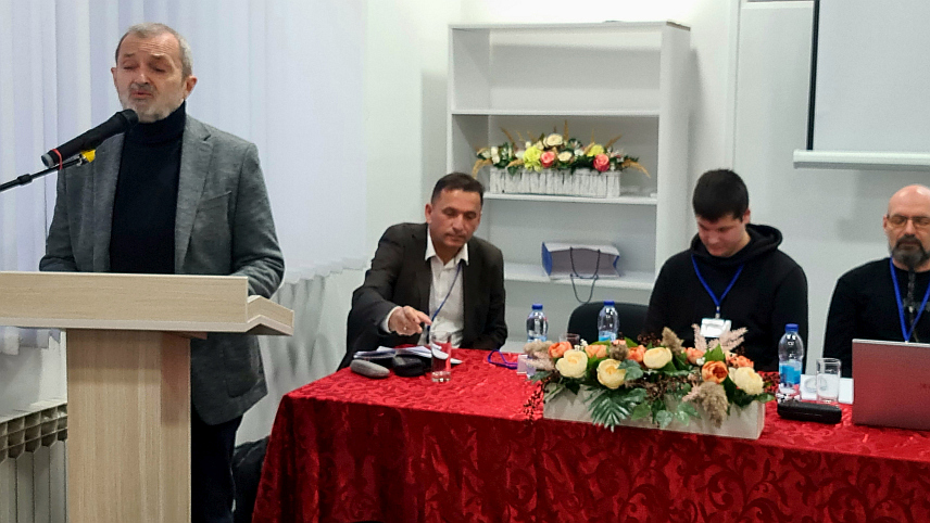 ТЕСЛИЋ, 5. АПРИЛА /СРНА/ - Породица, црква и држава матица основа су очувања идентитета српског народа, чија је судбина да се у сеобама непрекидно креће из једног краја у други, вођен вољом ратова и недаћа тражећи боље мјесто за живот, поручио је историчар Милан Мицић.