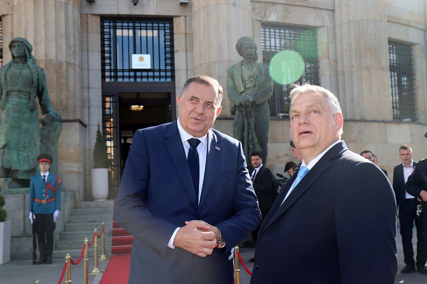 БАЊАЛУКА, 5. АПРИЛА /СРНА/ - Предсједник Републике Српске Милорад Додик дочекао је испред Палате Републике у Бањалуци мађарског премијера Виктора Орбана, који предводи делегацију Владе Мађарске и привредника у посјети Српској.