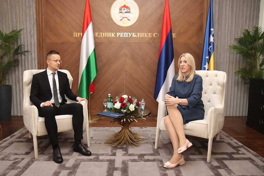 БАЊАЛУКА, 5. АПРИЛА /СРНА/ - Састанак српског члана Предсједништва БиХ Жељке Цвијановић и министра за научнотехнолошки развој и високо образовање Жељка Будимира са министром иностраних послова и трговине Мађарске Петером Сијарто у Палати Републике Српске у Бањалуци. /ФОТО Борислав Здриња/	
