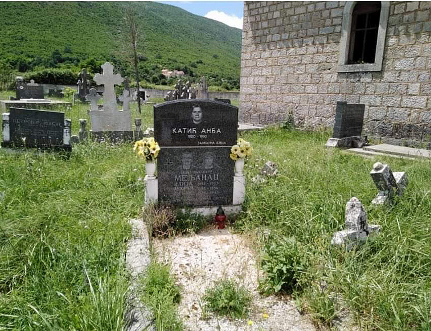 БЕОГРАД/ОТИШИЋ, 6. АПРИЛА /СРНА/ - Гроб Анђе Катић у Отишићу која је убијена на кућном прагу у селу Отишић код Сиња 16. јула 1993. године.