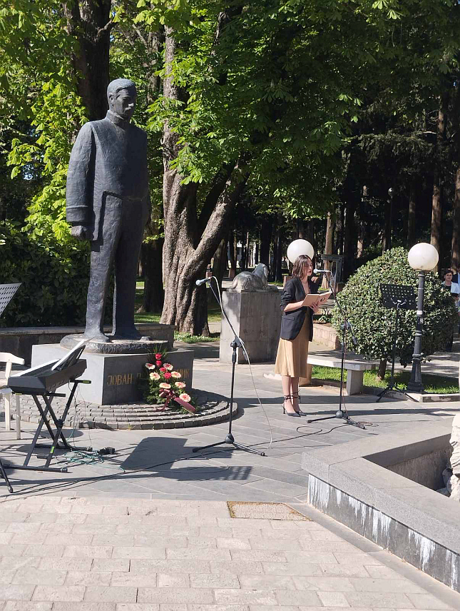 TРЕБИЊЕ, 6. АПРИЛА /СРНА/ - У Tребињу је данас положено цвијеће на споменике пјеснику Јовану Дучићу и Петру Другом Петровићу Његошу у оквиру манифестације културе "Дучићев дан", која се традиционално одржава у част великог српског пјесника.