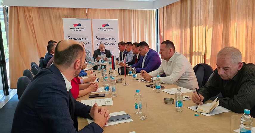 ЗВОРНИК, 6. АПРИЛА /СРНА/ - Сједниџа Предсједништва Народне партије Српске /НПС/ у Зворнику на којој присуствују предсједник странке Дарко Бањац, потпредсједници Драган Галић, Јовица, Влатковић и Синиша Никић, генерални секретар Дико Цвијетиновић, народни посланици НПС-а Драган Брдар и Бобана Ћибић, те чланови Предсједништва странке.