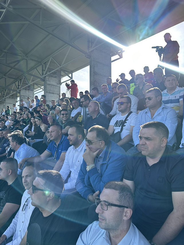 ЛАКТАШИ, 6. АПРИЛА /СРНА/ - Фудбалери бијељинског "Радника" савладали су данас у гостима екипу Фудбалског клуба "Лакташи" резултатом 2:0 у 24. колу Прве лиге Републике Српске, а други дио утакмице пратио је и предсједник Српске Милорад Додик.