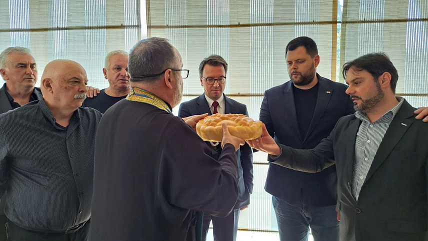 ПОДГОРИЦА, 7. АПРИЛА /СРНА/ - Удружење новинара Црне Горе данас је у Никшићу обиљежило крсну славу - Благовијести, а предсједнику никшићке општине Марку Ковачевићу поводом тога уручено је највеће признање Удружења - Споменица 150 година новинарства у Црној Гори.