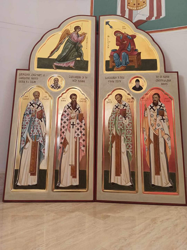 ПЕTРИЊА, 8. АПРИЛА /СРНА/ - У Храм Светог Спиридона у Петрињи стигле су нове иконе, осликане захваљујући донацијама парохијана.