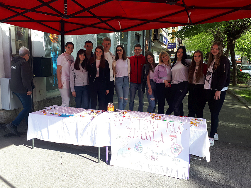 КОСTАЈНИЦА, 8. АПРИЛА /СРНА/ - Ученици другог разреда Средњошколског центра Костајница смјер фармацеутски техничар организовали су данас хумантарну акцију за помоћ лијечењу осамнаестогодишње Сузане Благојевић из Козарске Дубице, чиме ће уједно обиљежити и Свјетски дан здравља.