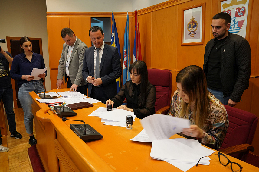 ТРЕБИЊЕ, 8. АПРИЛА /СРНА/ - Градоначелник Tребиња Мирко Ћурић потписао је уговоре о субвенцији коју град Требиње додјељује привредним субјектима из реалног сектора усмјерену ка запошљавању младих приправника на годину дана, за шта је из градског буџета издвојено 85.000 КМ.
