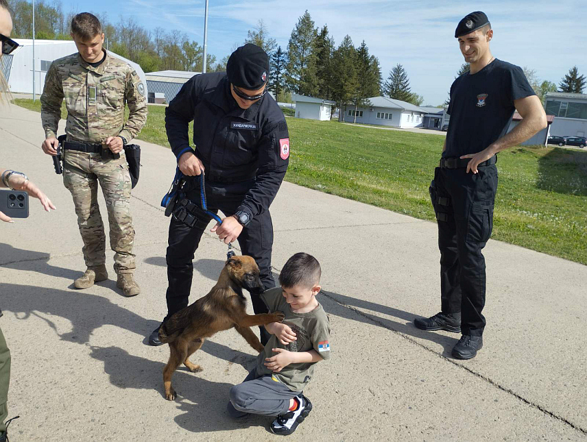 БАЊАЛУКА, 8. АПРИЛА /СРНА/ - Министарство унутрашњих послова Републике Српске организовало је поводом Дана полиције, 4. априла, "Дан отворених врата" у Центру за обуку у Залужанима код Бањалуке.