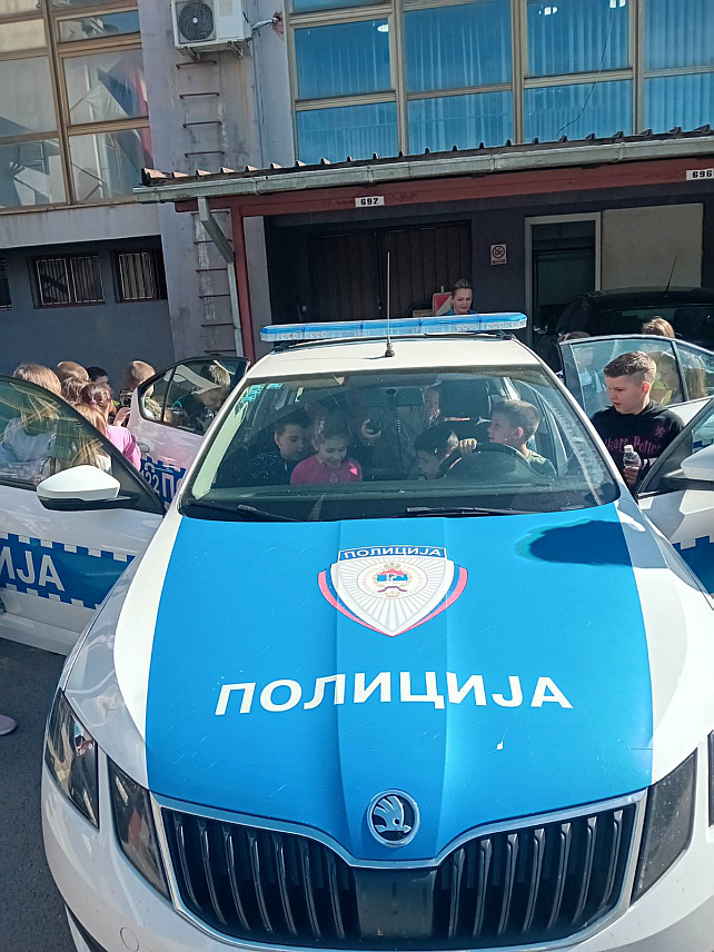 ПРИЈЕДОР, 8. АПРИЛА /СРНА/ - Поводом Дана полиције Републике Српске припадници Полицијске станице Козарска Дубица организовали су данас дан отворених врата за ученике првог разреда Основне школе "Вук Стефановић Караџић".
