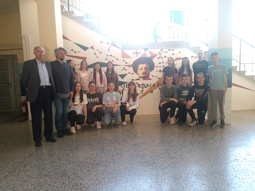 МИЛИЋИ, 8. АПРИЛА /СРНА/ - Основну школу у Милићима од краси мурал са ликом Алексе Јакшића, по којем ова образовна установа носи назив, а осликали су га ученици ликовне секције и наставник Дарк Јурошевић.