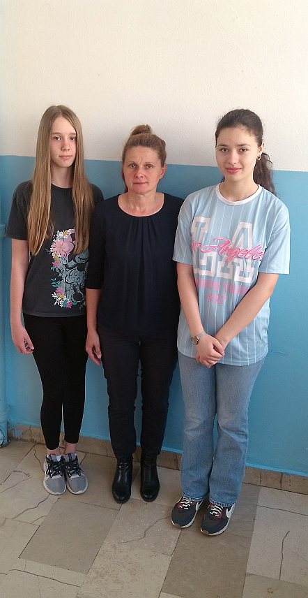 МИЛИЋИ, 9. АПРИЛА /СРНА/ - Двије ученице деветог разреда из Милића Сара Лукић и Ана Николић оствариле су пласман на Националну географску олимпијаду која ће бити одржана од 17. до 19. маја у општини Брус у Србији.