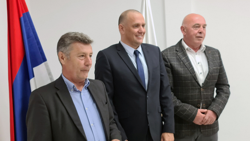 ДОБОЈ, 9. АПРИЛА /СРНА/ - Предсједник Међународне бициклистичке трке Београд-Бањалука Владимир Куваља на састанку са замјеником градоначелника Добоја Славком Ковачевићем поводом бициклистичке трке која ће бити одржана од 18. до 21. априла.