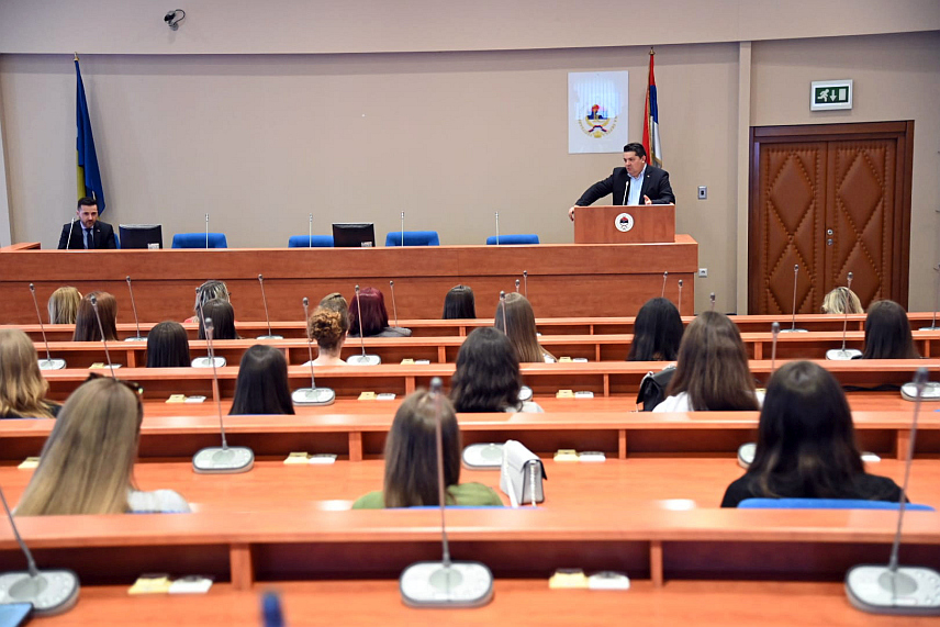 БАЊАЛУКА, 9. АПРИЛА /СРНА/ - Предсједник Народне скупштине Републике Српске Ненад Стевандић угостио је данас у Бањалуци ученике трећег и четвртог разреда Економске школе из Добоја и том приликом истакао важност да млади људи стекну утисак да ова институција није недодирљива.