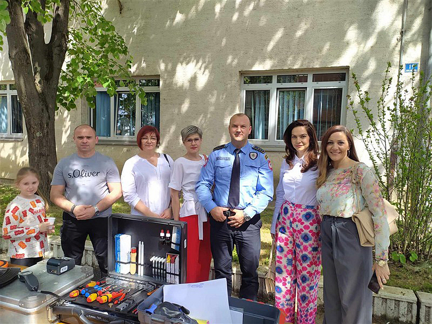 СРБАЦ, 9. АПРИЛА /СРНА/ - Полицијска станица Србац организовала је данас Дан отворених врата за ученике других и трећих разреда Основне школе "Јован Јовановић Змај" и представила им материјално-техничка средства, опрему и возила које користи полиција приликом обављања редовних задатака.