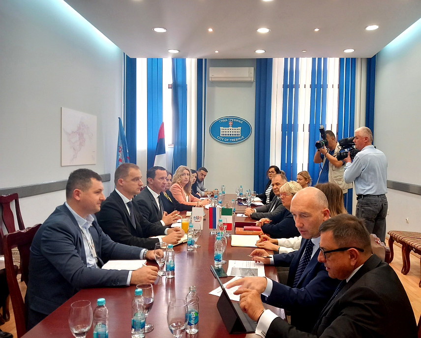 ТРЕБИЊЕ, 9. АПРИЛА /СРНА/ - Градоначелник Tребиња Мирко Ћурић на састанку са делегацијом из Ломбардије.