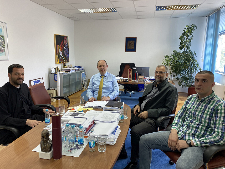 TРЕБИЊЕ, 9. АПРИЛА /СРНА/ - Генерални директор "Електропривреде Републике Српске" Лука Петровић разговарао је данас са свештеником Ратком Зубцем из Љубиња, те представницима Црквеног одбора Марком Гордићем и Милошем Будимчићем.
