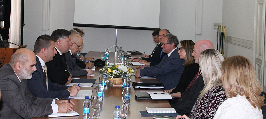 САРАЈЕВО, 9. АПРИЛА /СРНА/ - Јачање партнерства, реализација пројеката и пакет изградње одбрамбених капацитета за БиХ били су тема данашњег разговора замјеника министра иностраних послова у Савјету министара Јосипа Бркића са деск официром за БиХ у Одјељењу за политичка питања и безбједносну политику НАТО-а Драганом Вешовић.