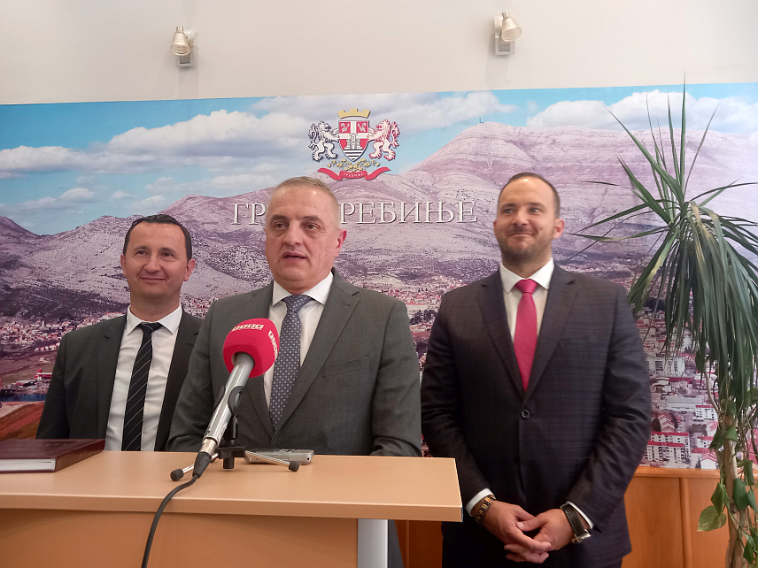 TРЕБИЊЕ, 9. АПРИЛА /СРНА/ - Жарко Лакета је реизабран данас у Tребињу за предсједника Подручног Фудбалског савеза Tребиње, а на данашњој Скупштини изабрани су органи Подручног Фудбалског савеза.