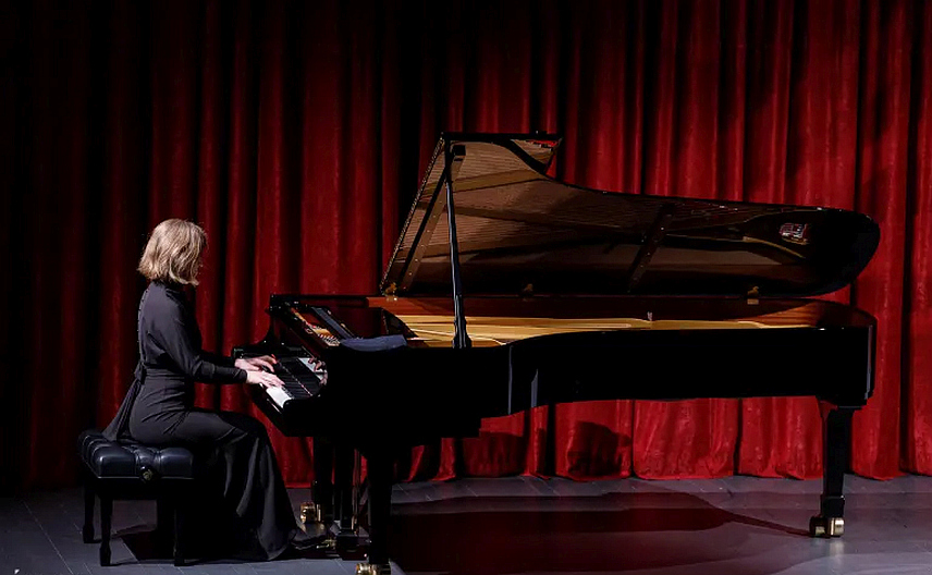 TРЕБИЊЕ, 9. АПРИЛА /СРНА/ - Пијанисткиња Лизавета Бормотова из Бјелорусије, која у свом умјетничком изразу спаја најбоље карактеристике руске и европске извођачке традиције, одржала је вечерас концерт у Tребињу.