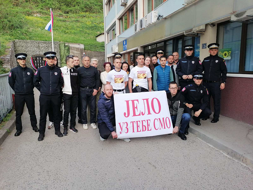 ЗВОРНИК, 9. АПРИЛА /СРНА/ - Припадници Полицијске управе Зворник Предраг Суботић и Владан Митровић кренули су јутрос из Зворника у хуману мисију, да истрче ултрамаратон и прикупе што више средстава за суграђанку Јелу Макровић Ристановић, обољелу од карцинома.