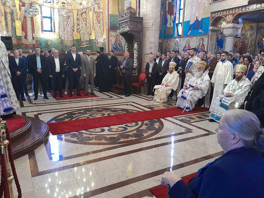 МРКОЊИЋ ГРАД, 10. МАЈА /СРНА/ - Његово преосвештенство епископ бихаћко-петровачког и рмањског Сергије служи данас у Храму Светог Саве у Мркоњић Граду Свету архијерејску литургију, уз саслужење епископа липљанског и викара патријарха српског Доситеја, те владике новограчаничког и средњозападноамеричког Лонгина.