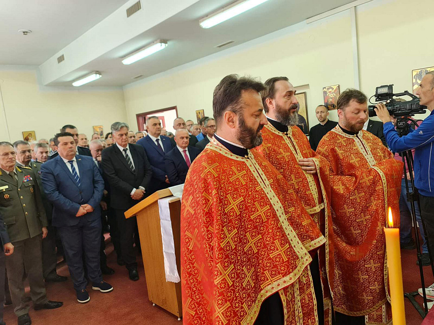 БАЊАЛУКА, 10. МАЈА /СРНА/ - Служењем парастоса погинулим борцима и цивилним жртвама Отаџбинско-одбрамбеног рата, у касарни "Козара" у Бањалуци почело је обиљежавање Дана Војске Републике Српске.