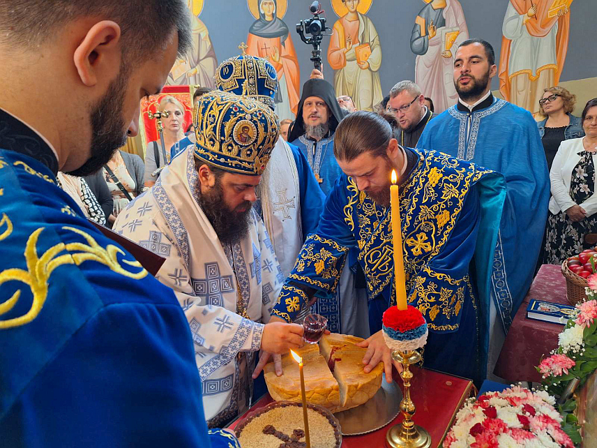 ШАМАЦ, 10. МАЈА /СРНА/ - Његово преосвештенство епископ зворничко-тузлански Фотије служио је у Храму Светог великомученика Димитрија у Шамцу Свету архијеријску литургију поводом славе Епархије - Живоносни Источник.