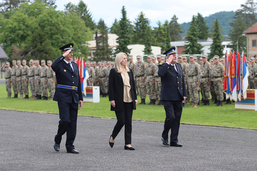 БАЊАЛУКА, 10. МАЈА /СРНА/ - На централној свечаности обиљежавања Дана Војске Републике Српске у касарни "Козара" у Бањалуци Трећи пјешадијски /Република Српска/ пук Оружаних снага БиХ предао је рапорт српском члану Предсједништва БиХ Жељки Цвијановић. Фото: Борислав Здриња.