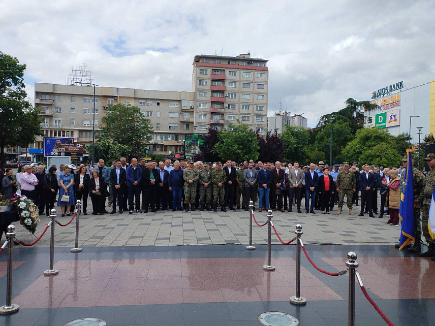 БИЈЕЉИНА, 10. МАЈА /СРНА/ - У Бијељини је Дан ВРС и Дан Трећег пјешадијског Република Српска пука обиљежен и као Дан семберских ратних јединица, а колона војника је заставе 18 војних јединица пронијекла градским улицама од касарне "Војвода Степа Степановић" до централног трга на којем се налази споменик погинулим борцима.