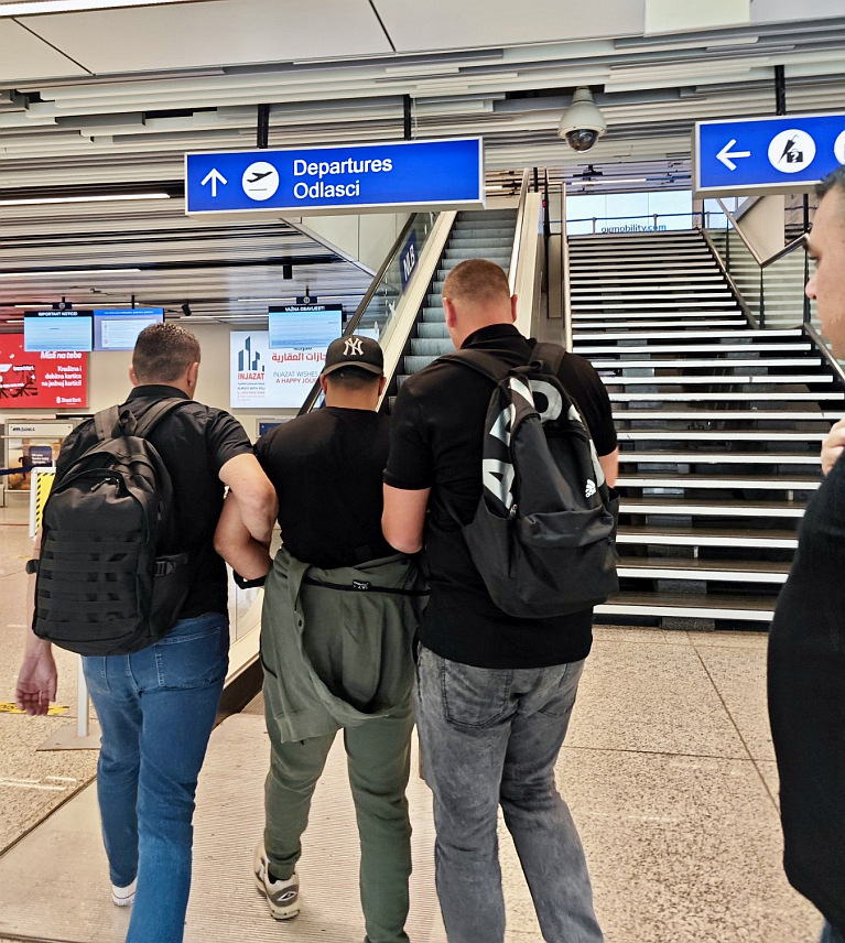 САРАЈЕВО, 10. МАЈА /СРНА/ -Служба за послове са странцима БиХ извршила је присилно удаљавање три лица из БиХ, од којих је једно лице претходно пресуђивано због почињеног кривичног дјела, док су друга два лица била безбједносно интересантна.