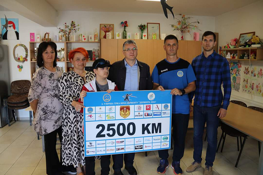 ДЕРВЕНТА, 10. МАЈА/СРНА/ - Атлетски клуб "Дервента" уручио је данас Удружењу родитеља дјеце са сметњама у развоју "Сунце" ваучер од 2.500 марака прикупљених од котизација учесника који су наступали на 2. уличној трци у Дервенти.