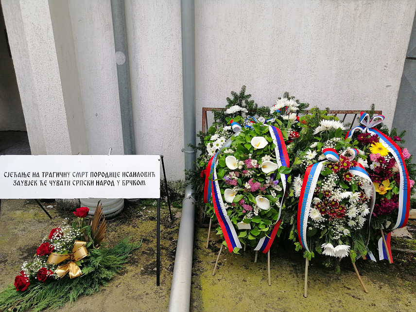 БРЧКО, 10. МАЈА /СРНА/ - На мјесту страдања четири члана породице Исаиловић данас је у центру града у Брчком служен парастос, те положени вијенци и цвијеће.