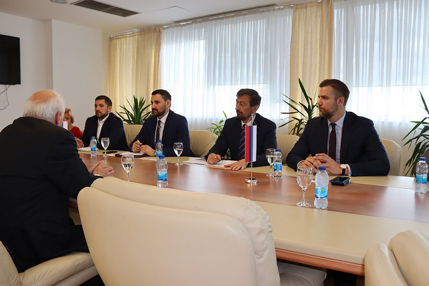 БАЊАЛУКА, 10. МАЈА /СРНА/ - Министар за европске интеграције и међународну сарадњу Републике Српске Златан Клокић разговарао је данас са представником Алпско-јадранске алијансе Артуром Винклером-Хермаденом и почасним конзулом БиХ у Аустрији за Штајерску Јоргом Хорфрејтером.