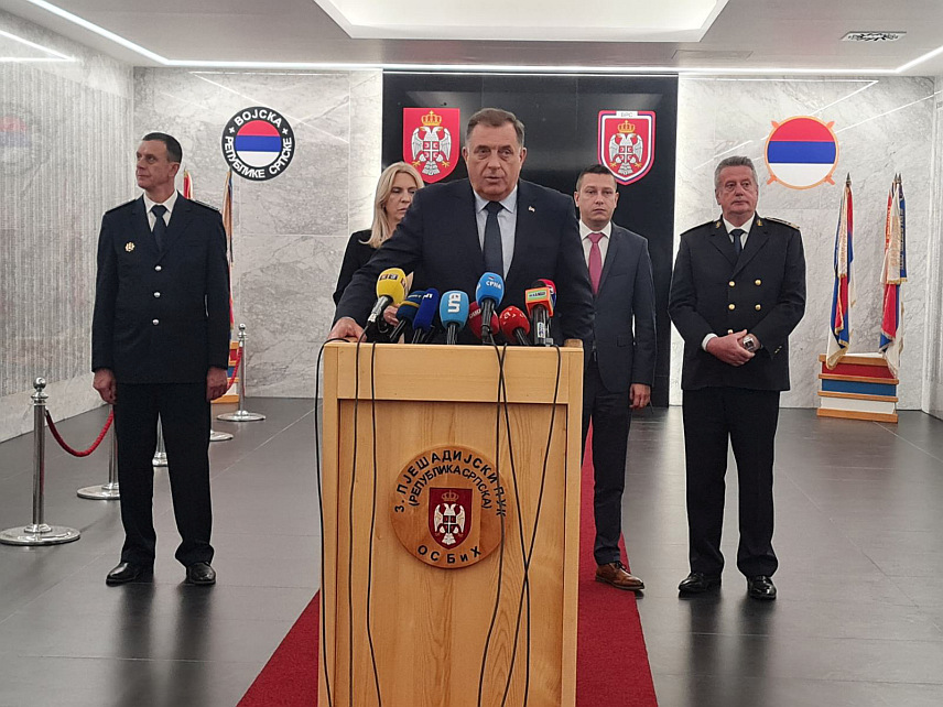 БАЊАЛУКА, 10. МАЈА /СРНА/ - Предсједник Републике Српске Милорад Додик обраћање новинарима у Бањалуци гдје је присуствовао централној манифестацији поводом обиљежавања Дана ВРС.