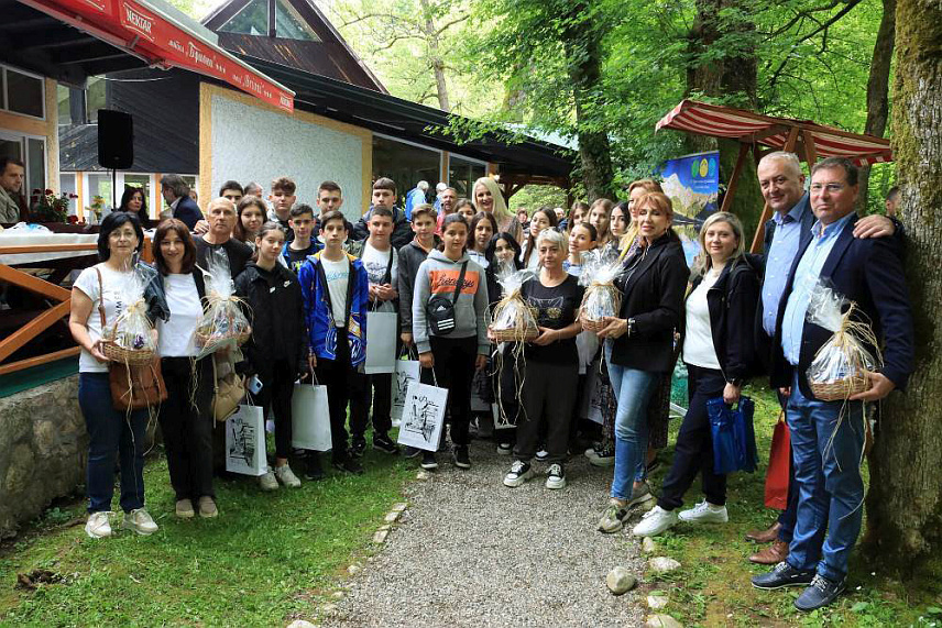 ФОЧА, 10. МАЈА /СРНА/ - Бројни посјетиоци "Гастро-феста", који је данас одржан на ријечном острву Бриони код Фоче, могли су да се упознају са природним љепотама и богатом туристичком понудом фочанског краја, чији су саставни дио традиционална јела, која су могла да се пробају.