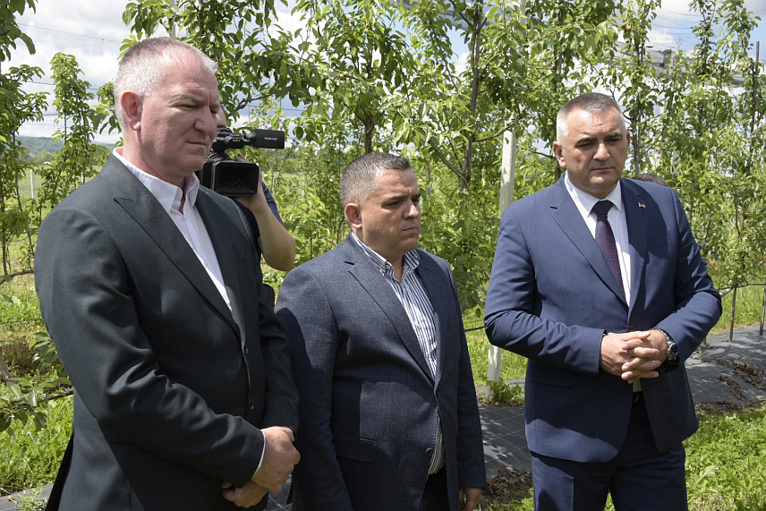 БАЊАЛУКА, 10. МАЈА /СРНА/ - Министар пољопривреде, шумарства и водопривреде Републике Српске Саво Минић посјетио овај Експериментално-едукативнi центaр у Александровцу код Лакташ и огледне парцеле Пољопривредног факултета Бањалука.