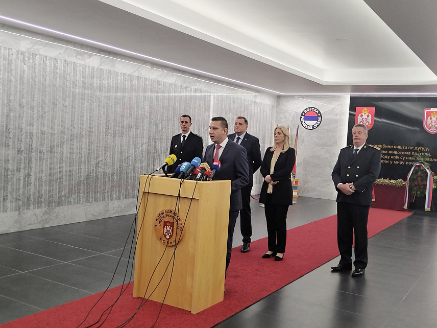 БАЊАЛУКА, 10. МАЈА /СРНА/ - Замјеник министра одбране у Савјету министара Александар Гогановић обраћање новинарима у Бањалуци гдје је присуствовао централној свечаности поводом обиљежавања Дана Војске Републике Српске /ВРС/.