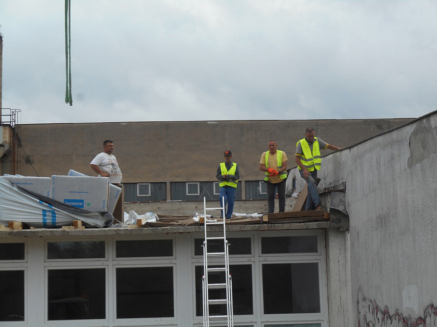 БРАТУНАЦ, 10. МАЈА /СРНА/ - У Братунцу су почели радови на замјени дотрајале кровне конструкције и крова на згради Средњошколског центра /СШЦ/ у оквиру пројекта санације струковних школа у БиХ који финансира ЕУ.