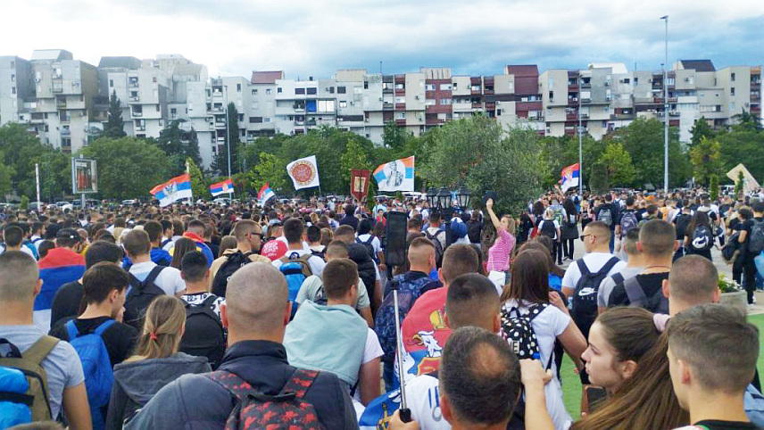 ПОДГОРИЦА, 10. МАЈА /СРНА/ - Велики број православних вјерника кренуо је данас испред Храма Христовог Васкрсења у Подгорици на крсни ход дуг скоро 30 километара до манастира Острог, а међу ходочасницима је велики број младих.