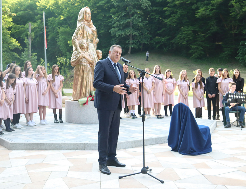 СРБАЦ, 10. МАЈА /СРНА/ - У манастиру Осовица код Српца данас је, у присуству предсједника Републике Српске Милорада Додика, свечано откивен споменик у част мајке, чија је израда иницирана с циљем очувања породичних вриједности./фото Борислав Здриња/