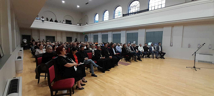 БИЈЕЉИНА, 10. МАЈА /СРНА/ - Концертом Српског пјевачког друштва /СПД/ "Србадија" и Камерног оркестра "Аморозо" из Лесковца, у Бијељини је вечерас отворен 23. Хорски Фестивал "Мајске музичке свечаности" на којем ће се такмичити 35 ансамбала из Србије, Сјеверне Македоније, Словеније, Хрватске, Републике Српске и Федерације БиХ.