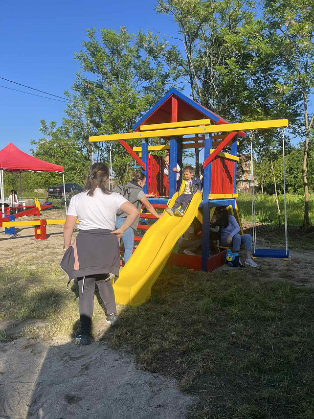 КОЗАРСКА ДУБИЦА, 10. МАЈА /СРНА/ - Руководство и чланови Народне партије Српске финансирали су изградњу још једног дјечијег игралишта на подручју Козарске Дубице, код сеоског дома у Клековцима у којима живи више од 35 малишана.