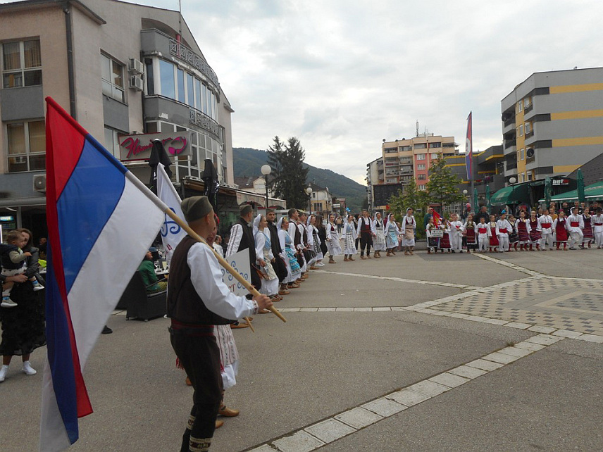 БРАТУНАЦ, 10. МАЈА /СРНА/ - У оквиру традиционалних "Ђурђевданских дана", вечерас је на Тргу Милоша Обилића у Братунцу одржана смотра фолклора на којој се представило пет културно-умјетничких друштава из Републике Српске и Србије, а програм је почео заједничким народним колом које је опасало братуначки трг.