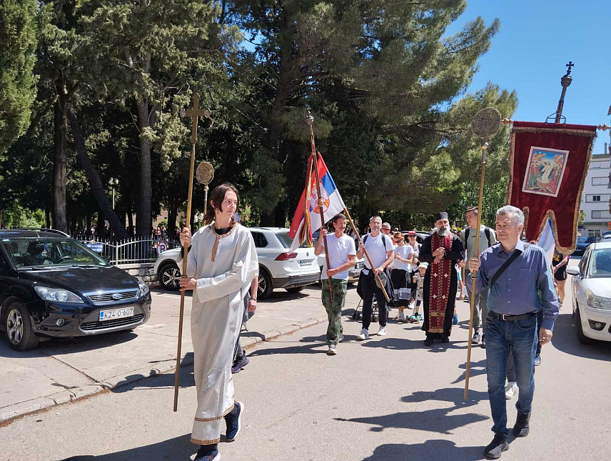 TРЕБИЊЕ, 11. МАЈА /СРНА/ - Велика световасилијевска литија у којој је више стотина вјерника кренула је данас испред Саборног храма Преображења Господњег у Tребињу до манастира у Мркоњићима, поводом прославе празника Светог Василија Острошког и Tврдошког.