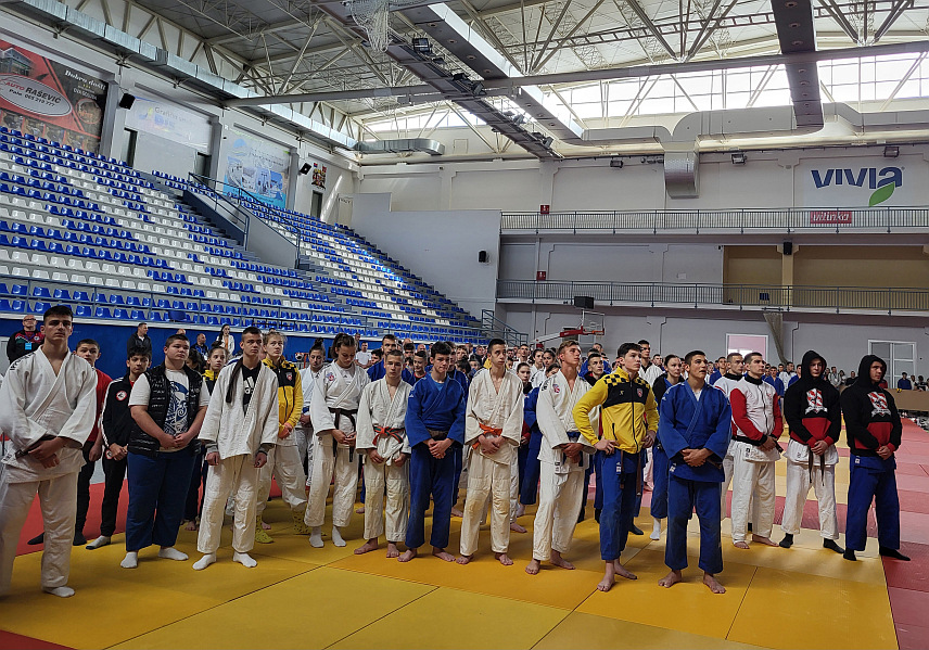 ПАЛЕ, 11. МАЈА/СРНА/ - На Палама је данас почело Првенство БиХ у џудоу за млађе пионире и кадете које је окупило 350 такмичара из 40 клубова из Републике Српске и Федерације БиХ.